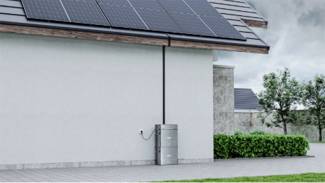 Installation d’une batterie Zendure AB2000X reliée à des panneaux solaires sur maison